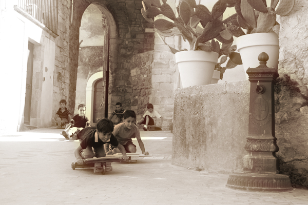 bambini che usano un gioco antico, u calacipitu